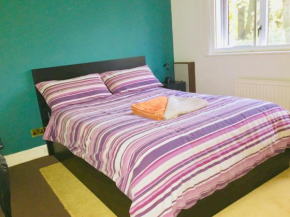 Stylish London Living with Free Parking in Super Host 5 Star Home